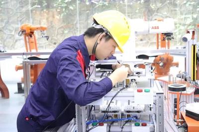 廣州市輕工職業(yè)學校包攬&ldquo;機器人技術應用&rdquo;市賽前三名